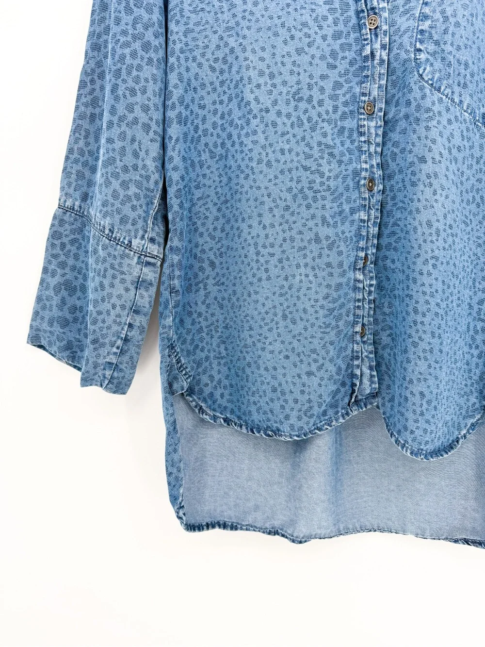 Cloth & Stone Chambray Spotted Animal Print Button Down Top Blue Small - Picture 3 of 8